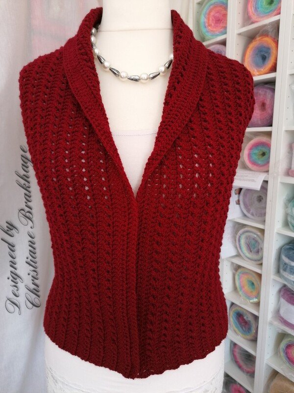 Ärmellose dunkelrote Häkelweste mit Reverskragen an einer Schneiderpuppe