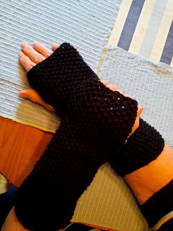 Anleitung Gestrickte Handstulpen im kleine Perlmuster für Anfänger