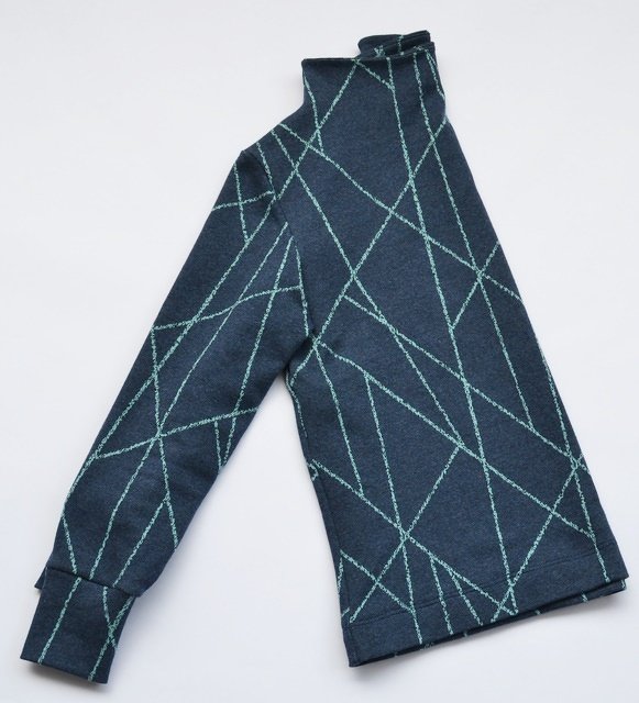 Langärmeliger Damenpullover dunkelblau mit hellen diagonalen Linien und kurzem Stehkragen