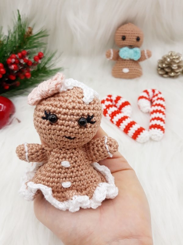 Lebkuchenpaar mit Zuckerstangen- Häkelanleitung Amigurumi von Wolldiamant