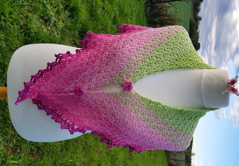 Gehäkeltes Dreieckstuch mit Pink‑Grünem Farbverlauf auf Schneiderpuppe, Lacemuster und Blütenknopf