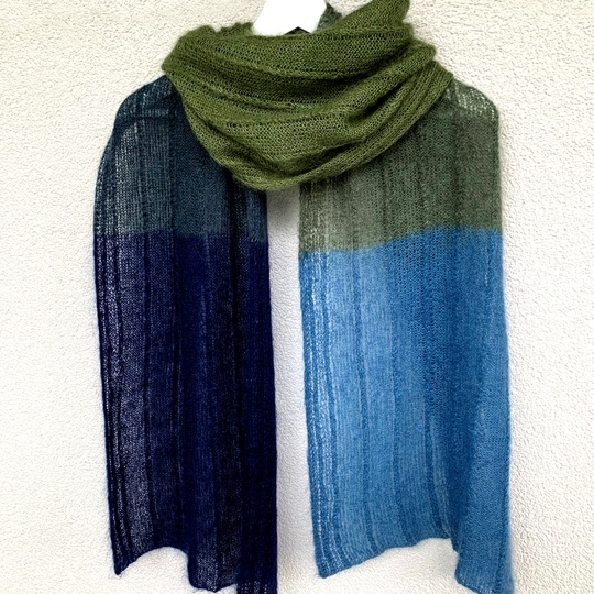 Mohairschal mit Zopfmuster und I-Cord Rand