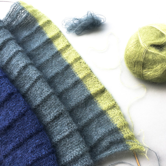 Mohairschal mit Zopfmuster und I-Cord Rand