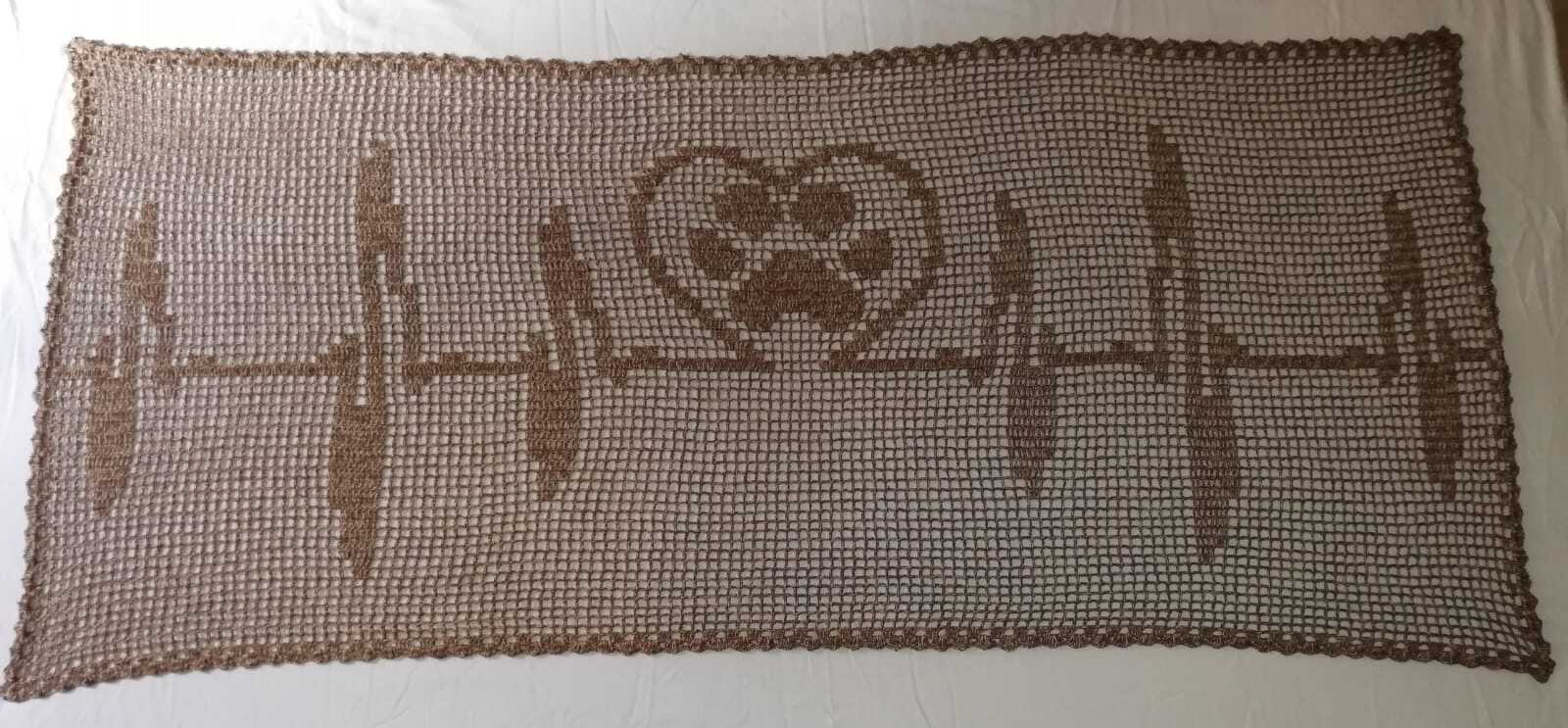 Gehäkelter Schal in Braun mit Herzschlaglinie und Herz-Pfotenabdruck