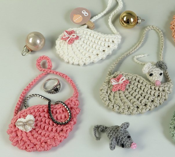 Flügeltäschchen mit Maus – Häkelanleitung für Weihnachten, Geschenke & Deko