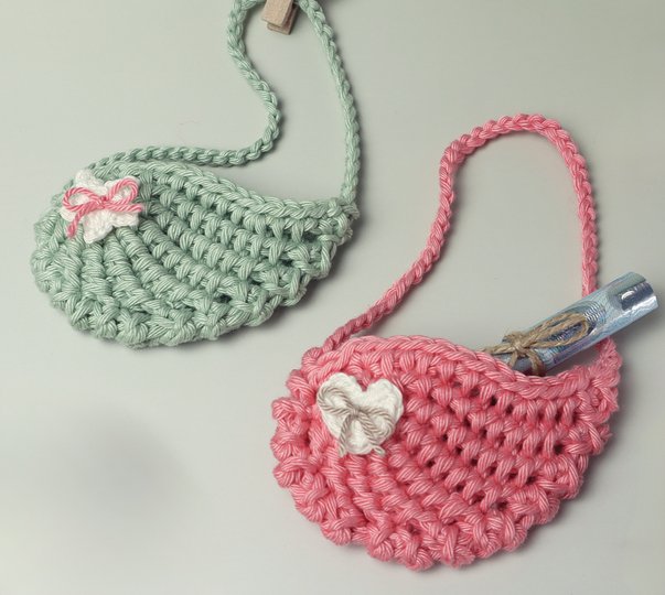 Flügeltäschchen mit Maus – Häkelanleitung für Weihnachten, Geschenke & Deko