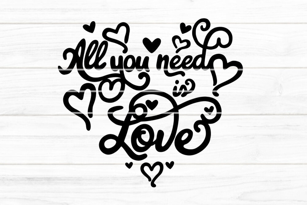 Einfarbiges Plotmotiv 'All you need is Love' mit mehreren Herzskizzen auf hellem Holz