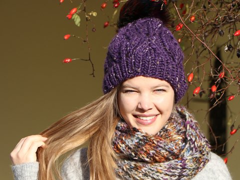 Anleitung Lila Mütze mit Tulpenmuster und Kunstfellbommel