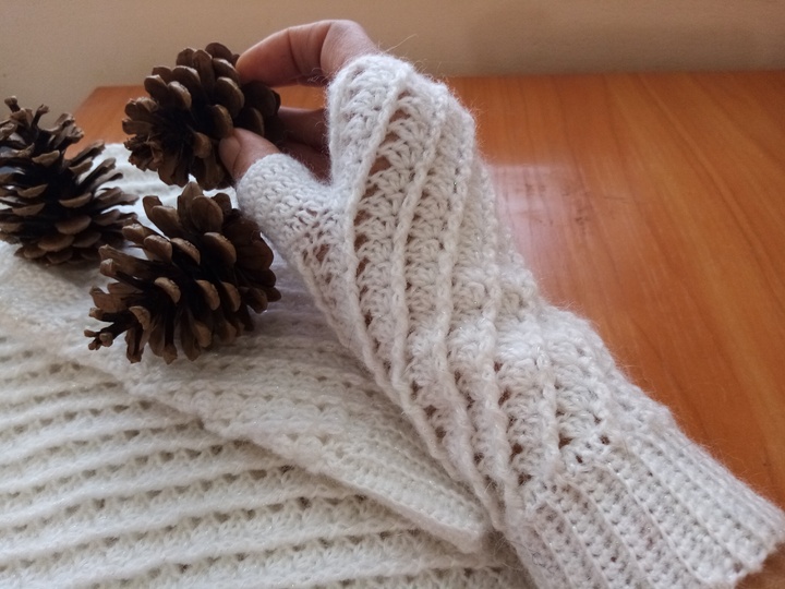 Fingerless Gloves and Infinity scarf. Crochet pattern