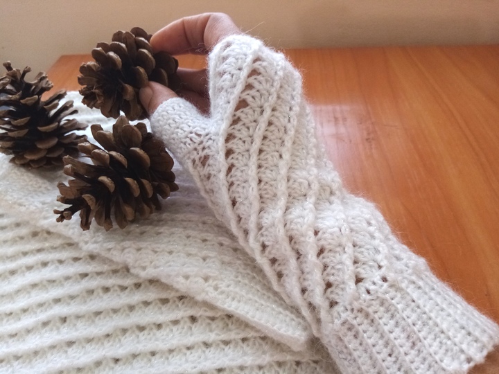 Fingerless Gloves and Infinity scarf. Crochet pattern