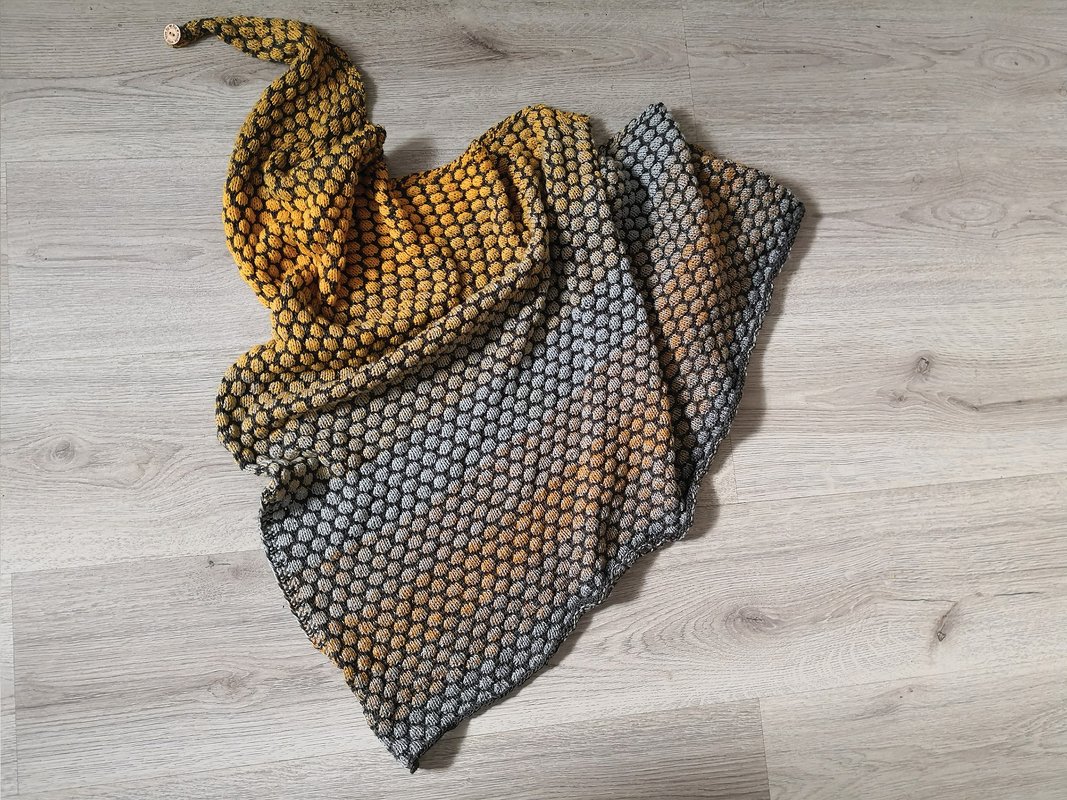 Gestricktes Dreieckstuch in Senfgelb und Grautönen mit wabenartiger Struktur, locker drapiert