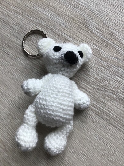 Anleitung Kleiner gehäkelter Eisbär mit Schlüsselanhänger