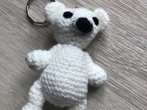 Anleitung Kleiner gehäkelter Eisbär mit Schlüsselanhänger