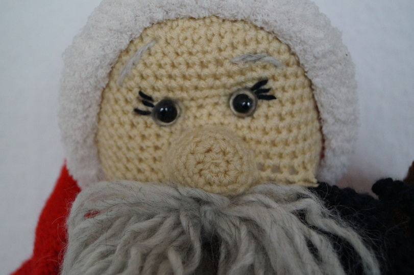 Weihnachtsmann Alfons mit Musik / Spieluhr Häkelanleitung 45 cm