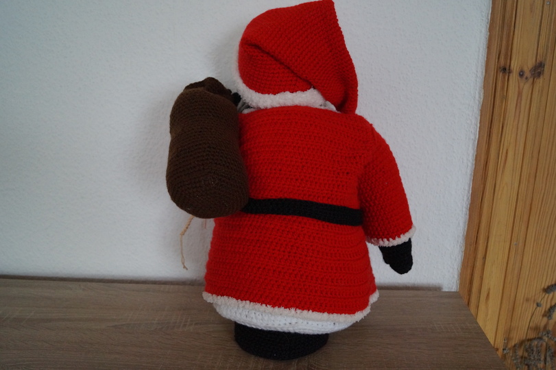 Weihnachtsmann Alfons mit Musik / Spieluhr Häkelanleitung 45 cm