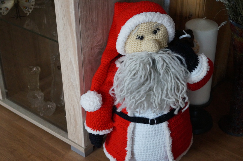 Weihnachtsmann Alfons mit Musik / Spieluhr Häkelanleitung 45 cm