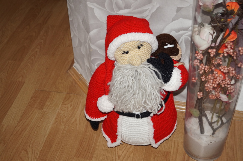 Weihnachtsmann Alfons mit Musik / Spieluhr Häkelanleitung 45 cm