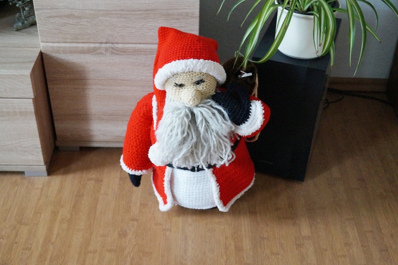 Weihnachtsmann Alfons mit Musik / Spieluhr Häkelanleitung 45 cm