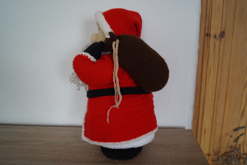 Weihnachtsmann Alfons mit Musik / Spieluhr Häkelanleitung 45 cm