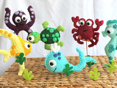 Crochet a Fish Mobile – six sea animals for the nursery (EN & DE)