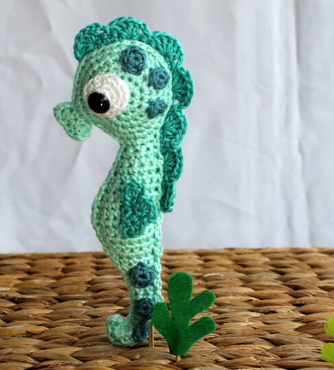 Crochet a Fish Mobile – six sea animals for the nursery (EN & DE)