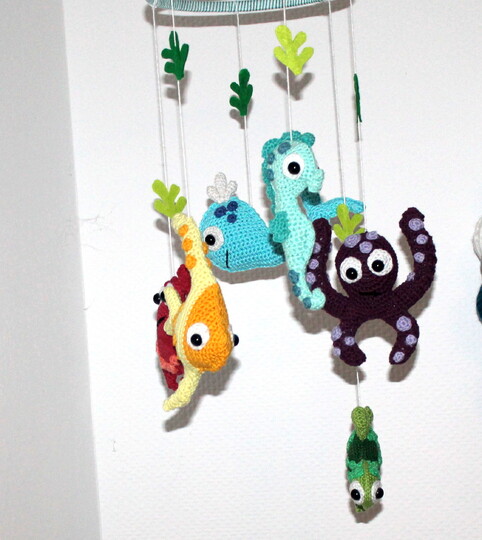 Crochet a Fish Mobile – six sea animals for the nursery (EN & DE)