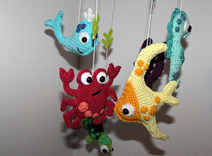 Fische-Mobile häkeln – sechs Meerestiere fürs Kinderzimmer (DE & EN)