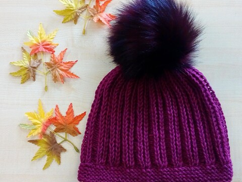 Mütze im einfarbigen Rippenpatent