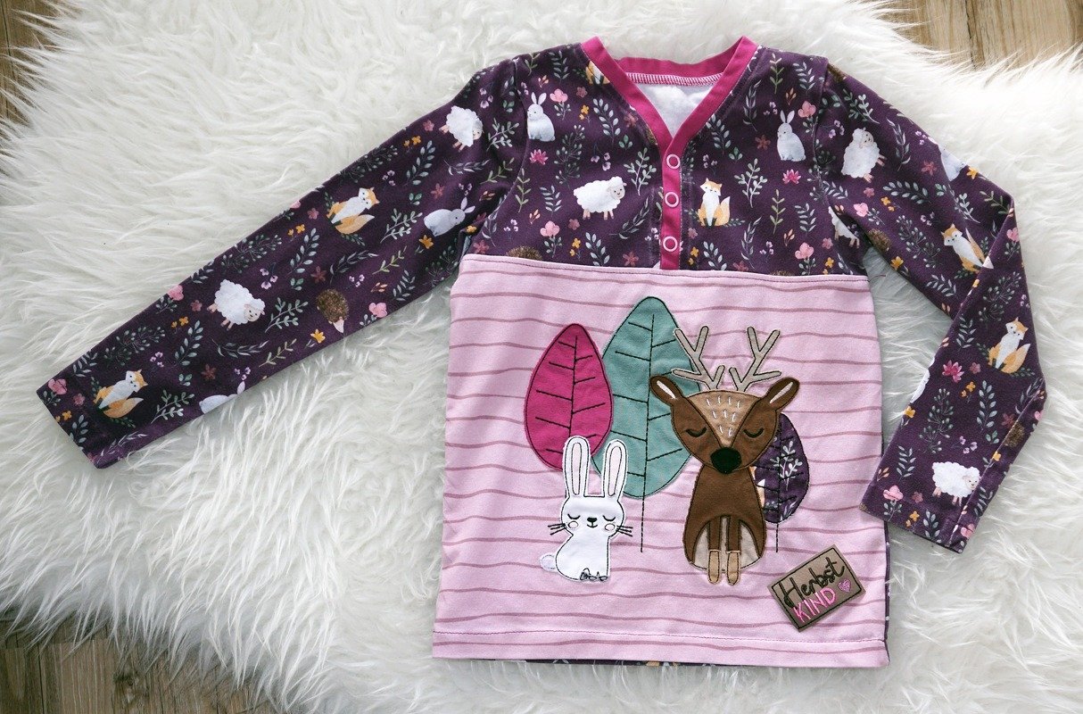 Zweigeteilter Kinderpullover mit Druckknopfleiste, Applikationen und lila Waldtier-Ärmeln