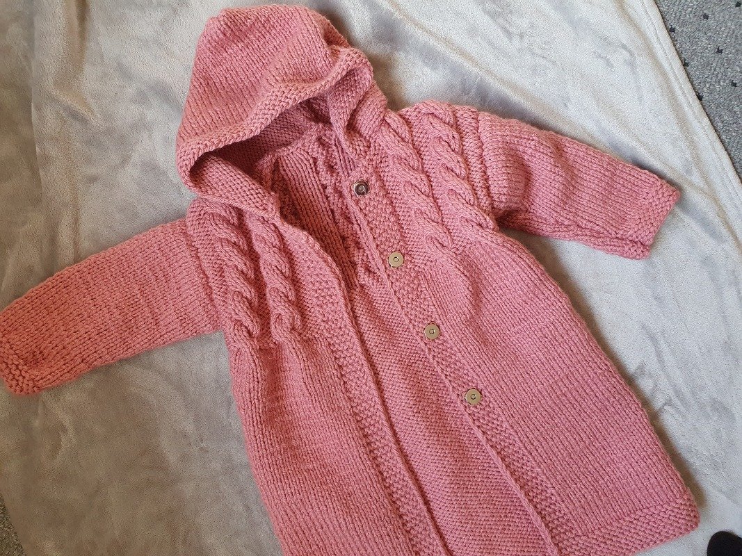 Charmante rosa Kapuzenjacke für Kleinkinder mit Zopfmuster und Knopfleiste