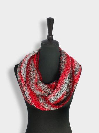 Free crochet pattern scarf // loop // cowl // moebius-scarf