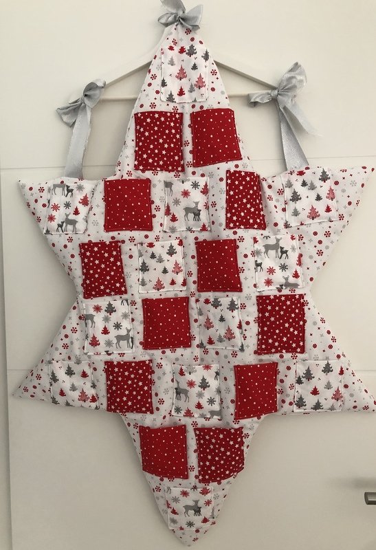 Sternförmiger Stoff-Adventskalender mit 24 roten Taschen und Weihnachtsmotiven