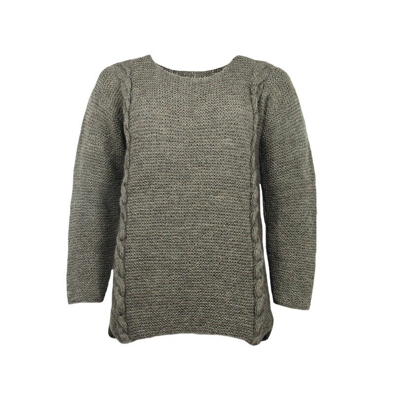 Olivgrüner melierter Damenstrickpullover mit seitlichen Zopfmustern und Rundhalsausschnitt vor weißem Hintergrund