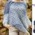 PONCHO BLAUE FEDER
