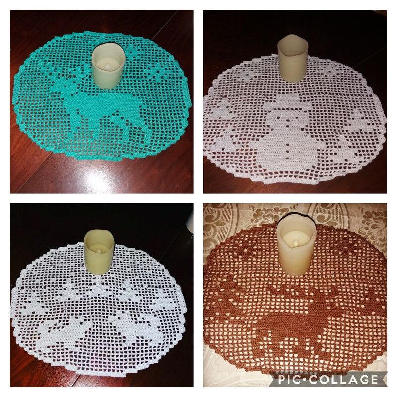 Collage aus vier runden gehäkelten Deckchen in Türkis, Weiß und Braun mit Tier- und Schneemann-Motiven, jeweils mit Kerze in der Mitte
