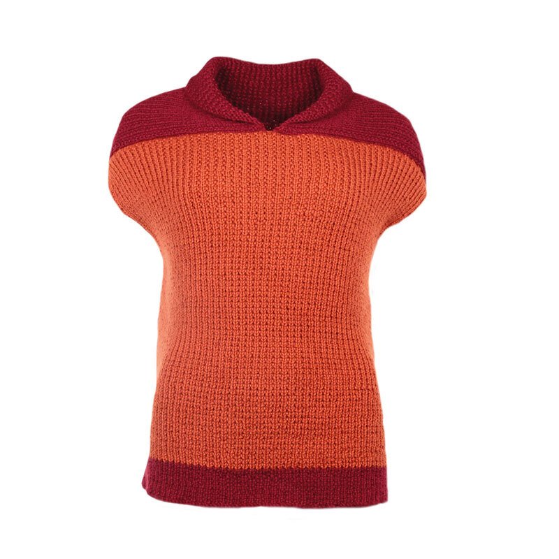 Ärmelloser gestrickter Pullunder in Orange mit bordeauxfarbenem Umschlagkragen und Saum vor weißem Hintergrund