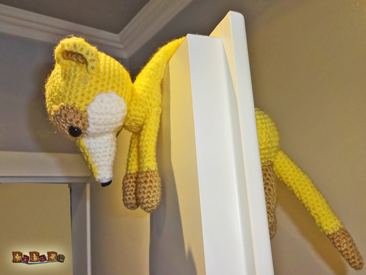 Klemmschutz Erdmännchen, gehäkelt von DaDaDe