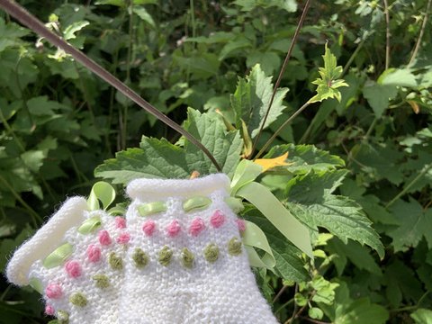 Anleitung Babysöckchen mit rosafarbenen & grünen Noppen Größe 16/17