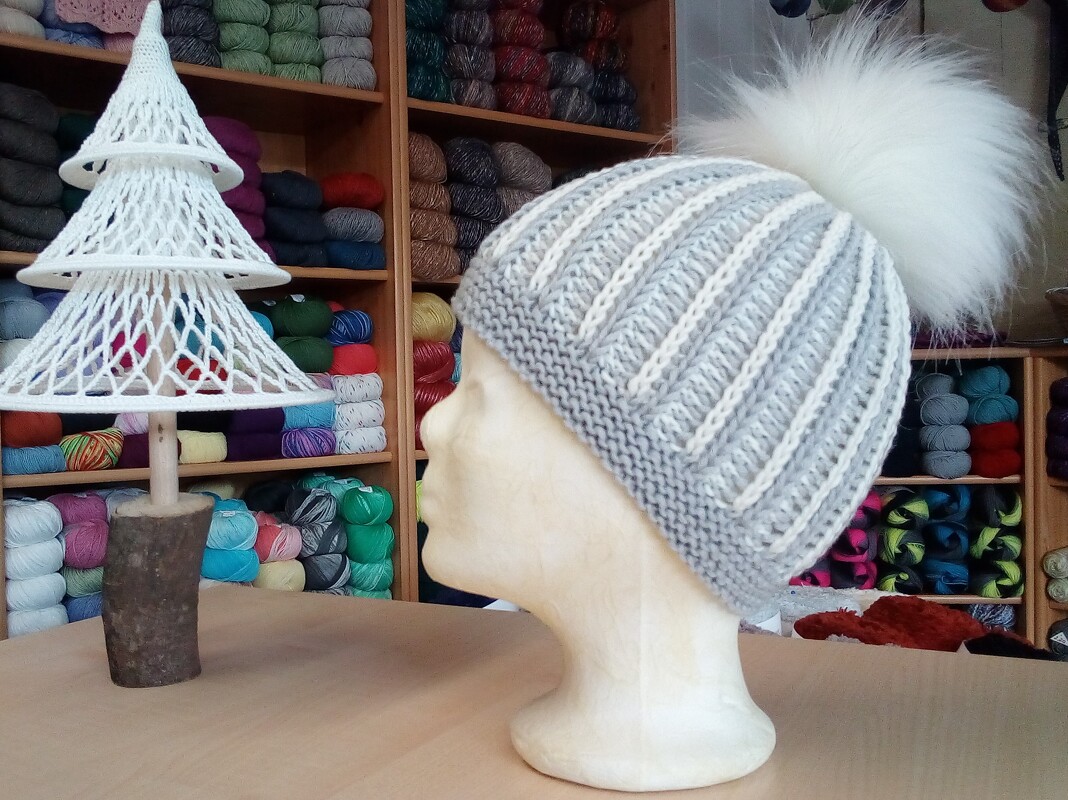 Damenmütze im zweifarbigen Rippenpatent