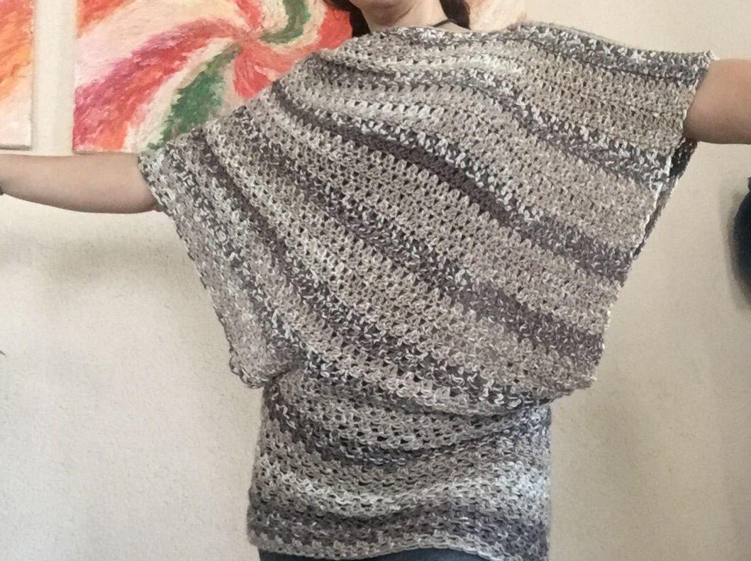Gehäkelter Damenpullover im Poncho‑Stil, beige‑graue Streifen, offene Maschen