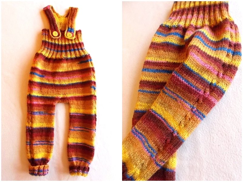 Gestrickter Kinder-Overall mit bunten Streifen, breiten Trägern und gelben Knöpfen auf hellem Hintergrund.