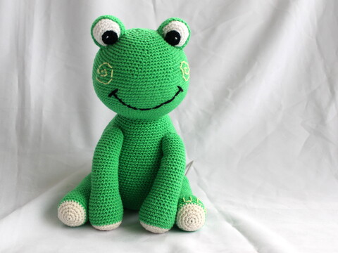 Crochet a Frog – a 30 cm Cuddly Frog That Sits Up (EN & DE)
