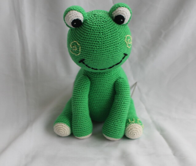 Crochet a Frog – a 30 cm Cuddly Frog That Sits Up (EN & DE)