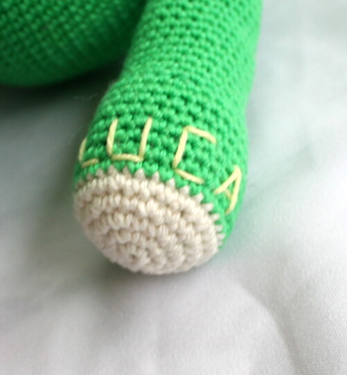 Crochet a Frog – a 30 cm Cuddly Frog That Sits Up (EN & DE)