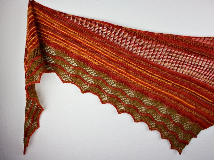 Strickanleitung asymmetrisches Dreieckstuch mit Lochmuster "Montana"