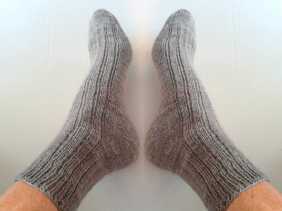 Graue, gestrickte knöchelhohe Socken mit Rippenmuster, von oben