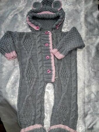Knitted jumpsuit for kid with embossed pattern