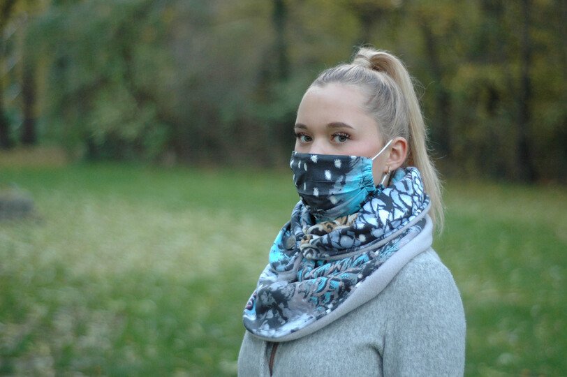 Knopfschal mit wechselbarer Gesichtsmaske