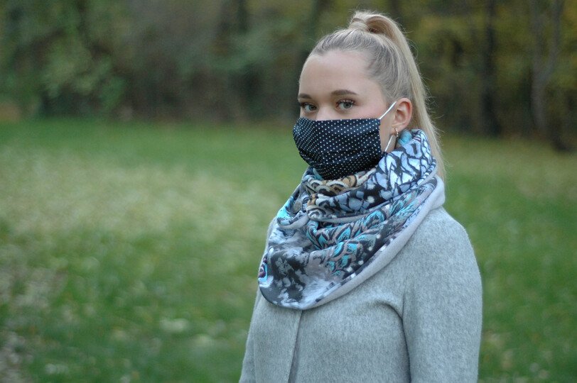 Knopfschal mit wechselbarer Gesichtsmaske