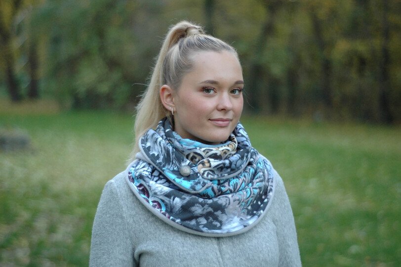 Knopfschal mit wechselbarer Gesichtsmaske